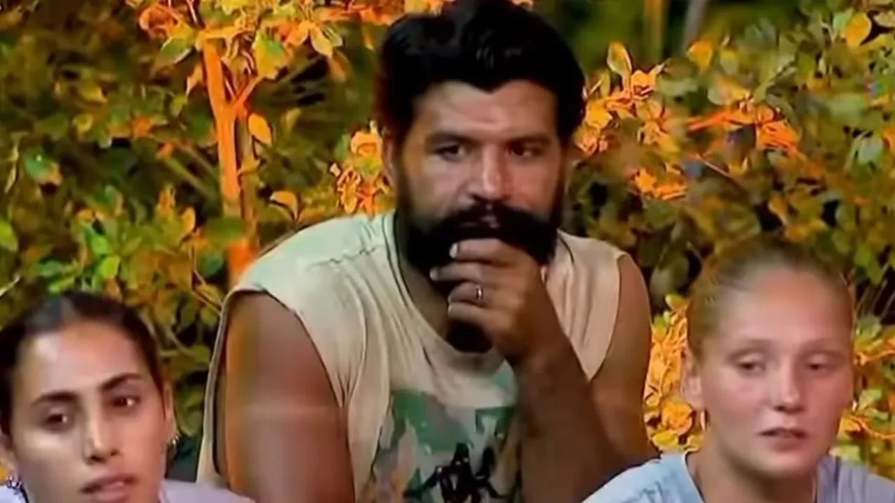 Beyza Gemici'den Sen Bir Aysın türküsü! Beyza sesi ve performansıyla geceye damga vurdu