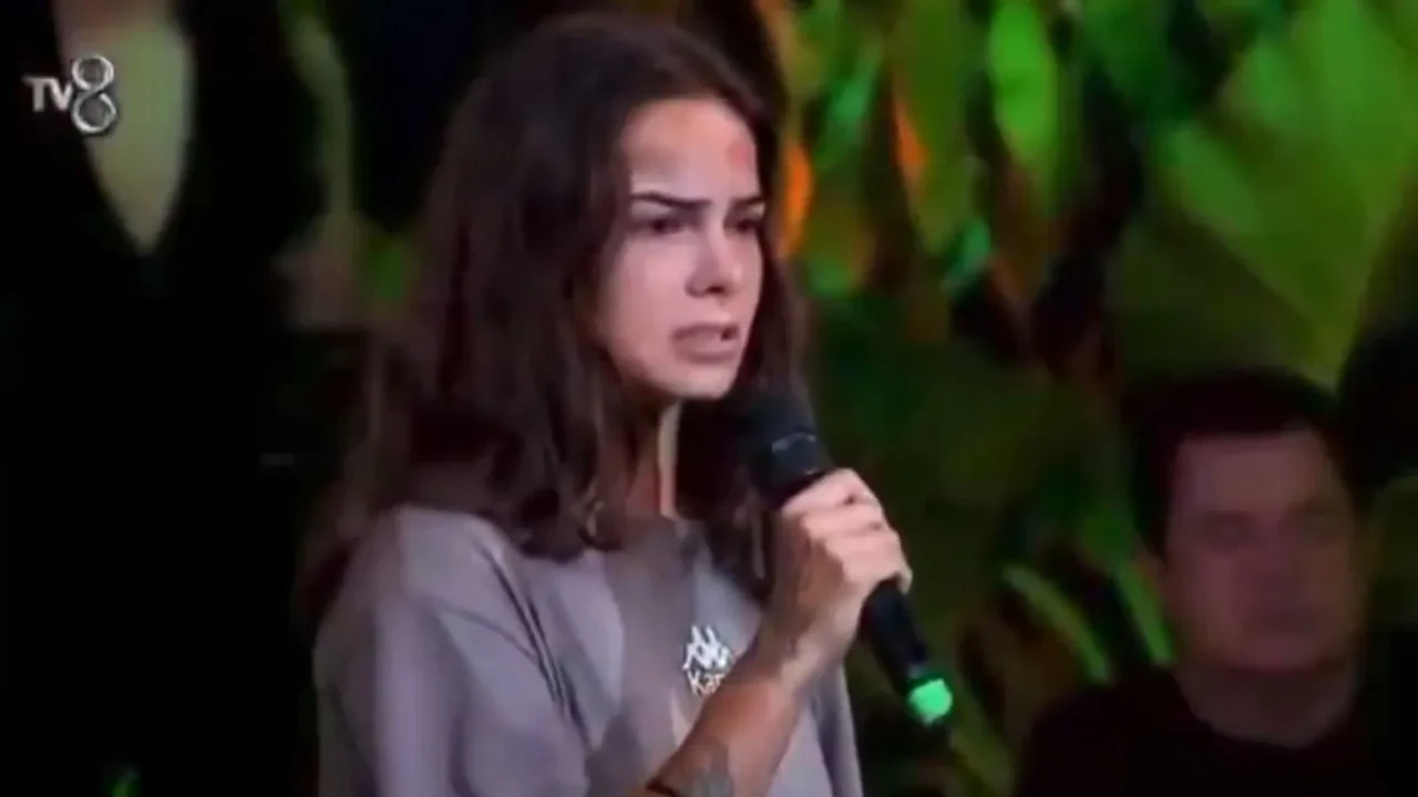 Beyza Gemici'den Sen Bir Aysın türküsü! Beyza sesi ve performansıyla geceye damga vurdu