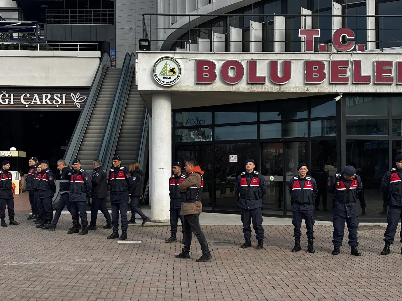 Bolu Belediyesi’ne operasyon! Ekipler arama yapıyor