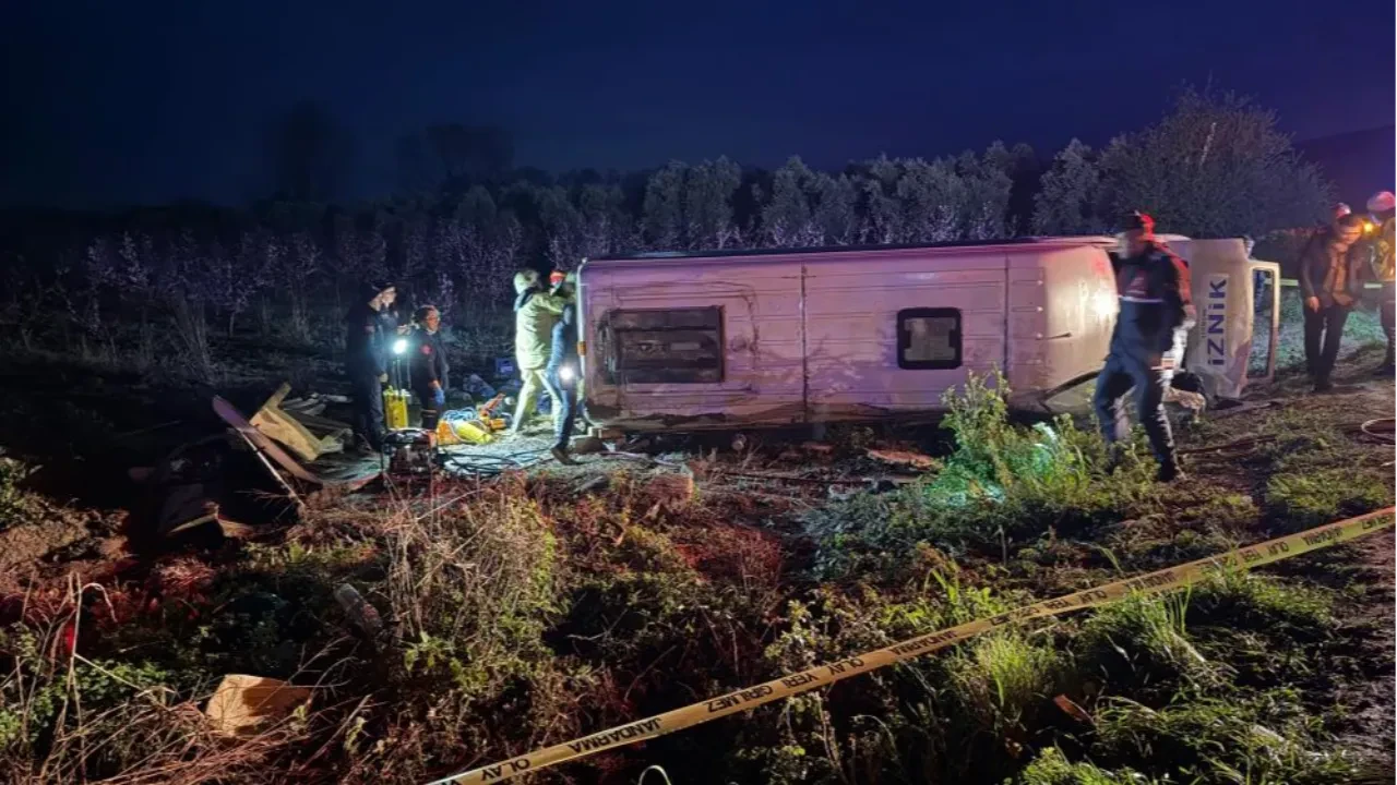 Bursa'da yolcu minibüsü devrildi: Ölü ve yaralılar var