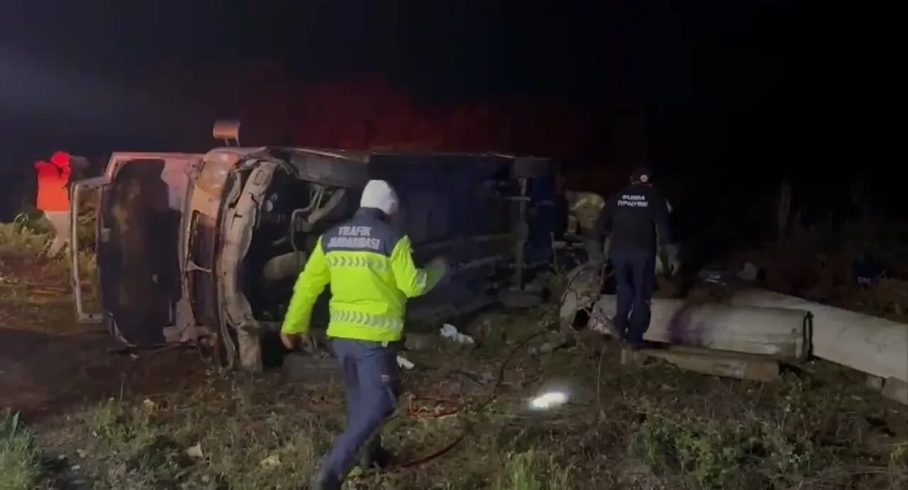 Bursa'da yolcu minibüsü devrildi: Ölü ve yaralılar var