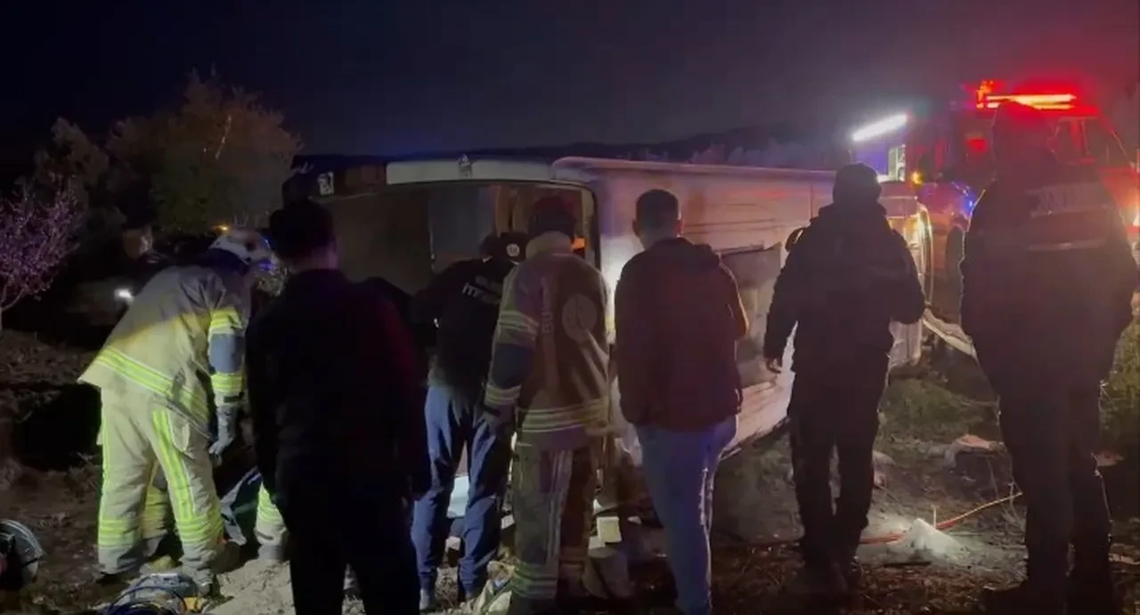 Bursa'da yolcu minibüsü devrildi: Ölü ve yaralılar var