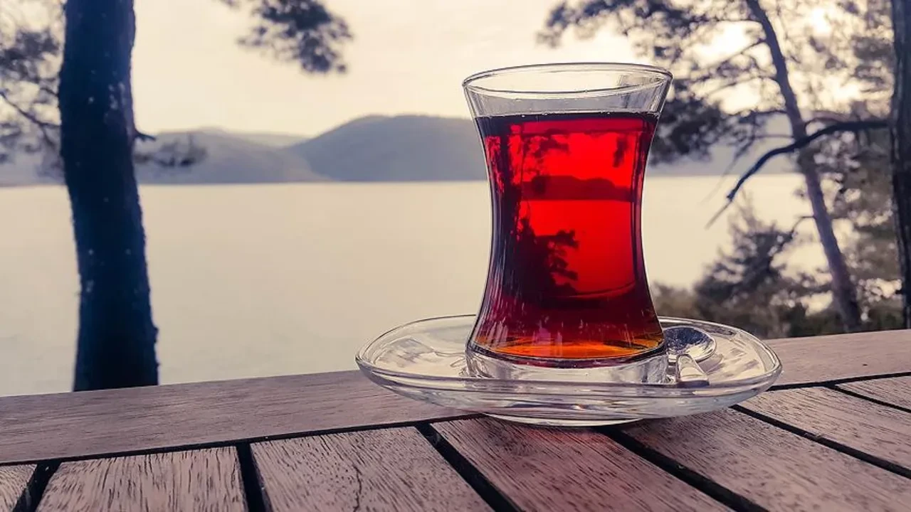 Çay demlerken bu hatayı sakın yapmayın! Kaynar suyu doğrudan çayın üzerine döküyorsanız sağlığınızla oynuyorsunuz