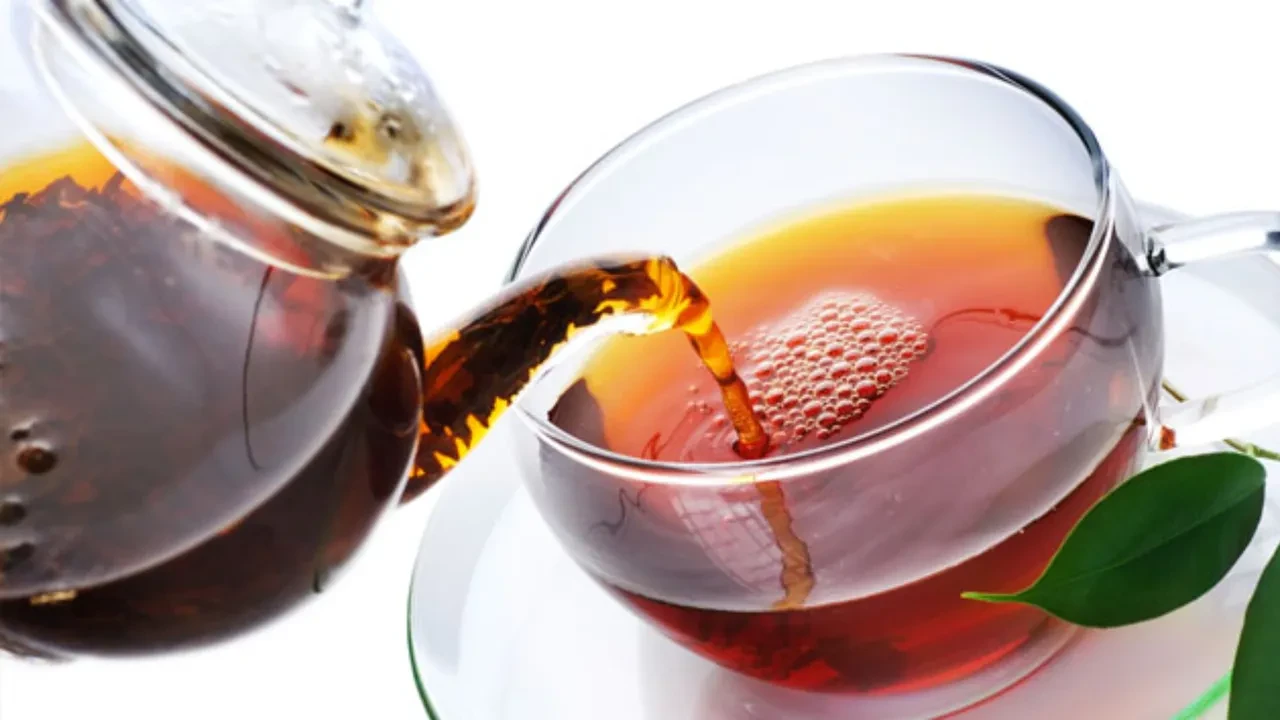 Çay demlerken bu hatayı sakın yapmayın! Kaynar suyu doğrudan çayın üzerine döküyorsanız sağlığınızla oynuyorsunuz