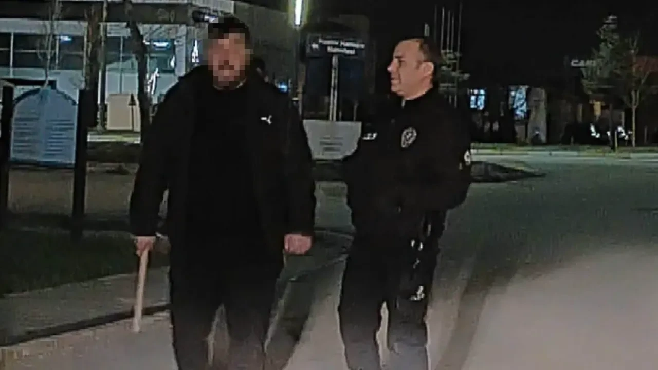 Elinde keserle mahallede korku saçtı! Polisin keserli adamla zorlu imtihanı