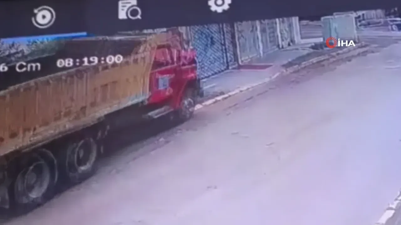 Freni boşalan kamyon dehşet saçtı: Yaşlı adamı ezdiği anlar kamerada