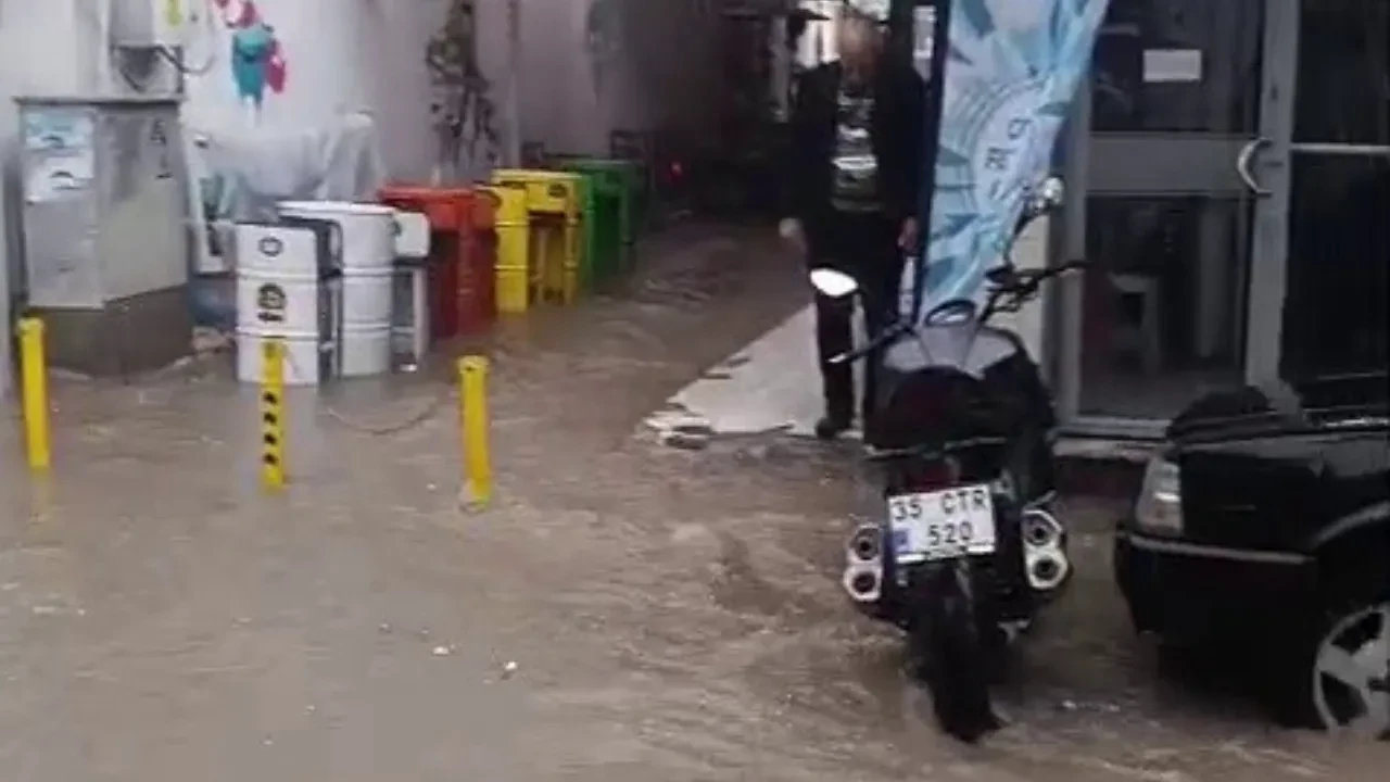 İzmir'i sağanak vurdu! Cadde ve sokaklar göle döndü