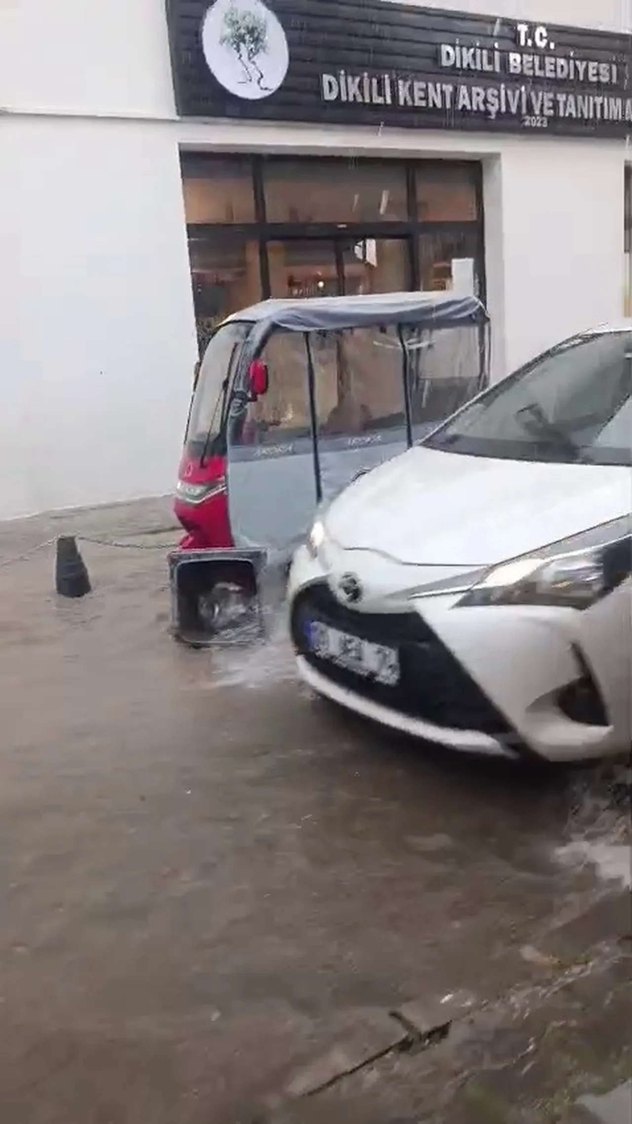 İzmir'i sağanak vurdu! Cadde ve sokaklar göle döndü