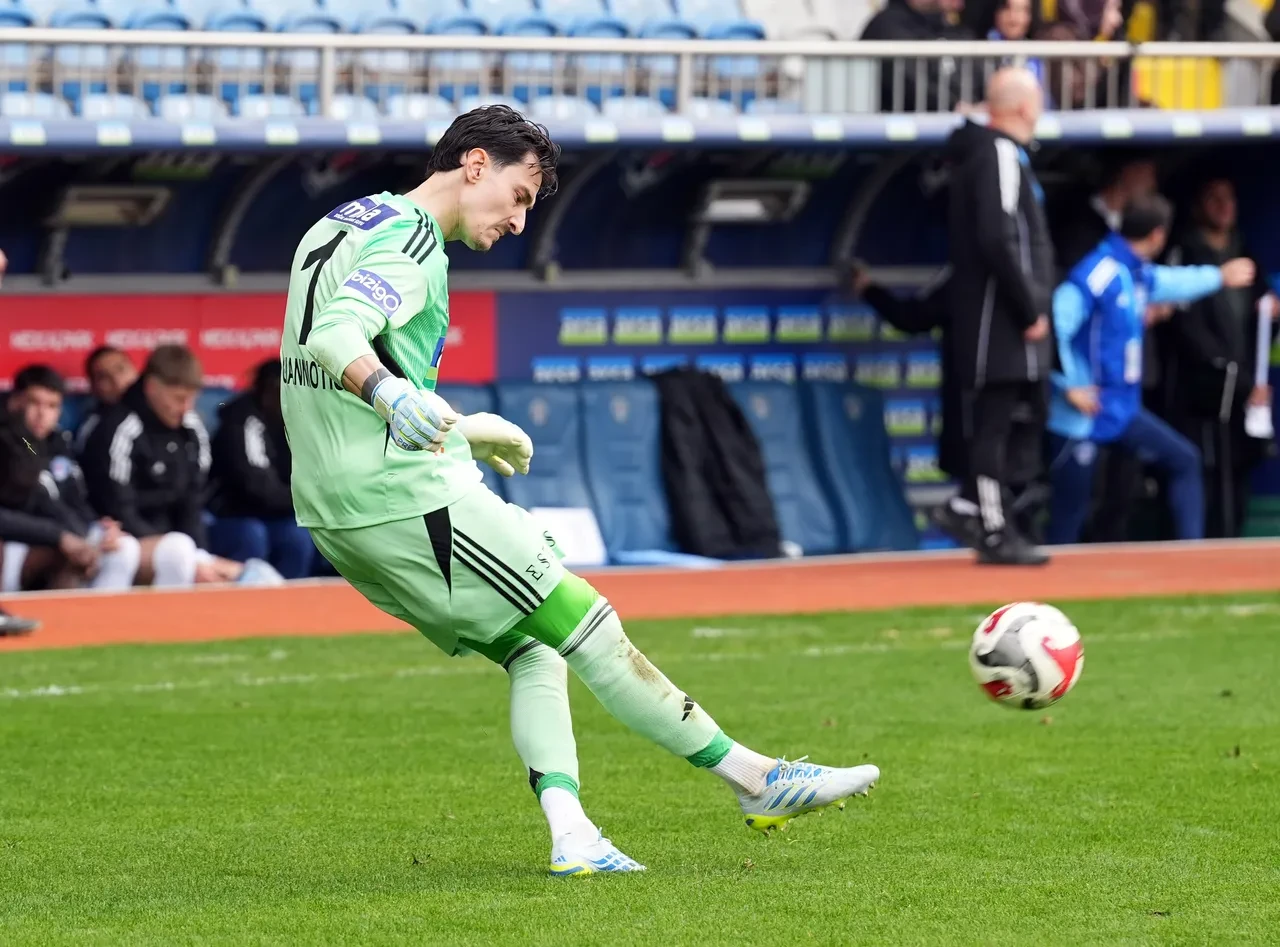 Kasımpaşa Kayserispor maçında kaleden kaleye inanılmaz gol!