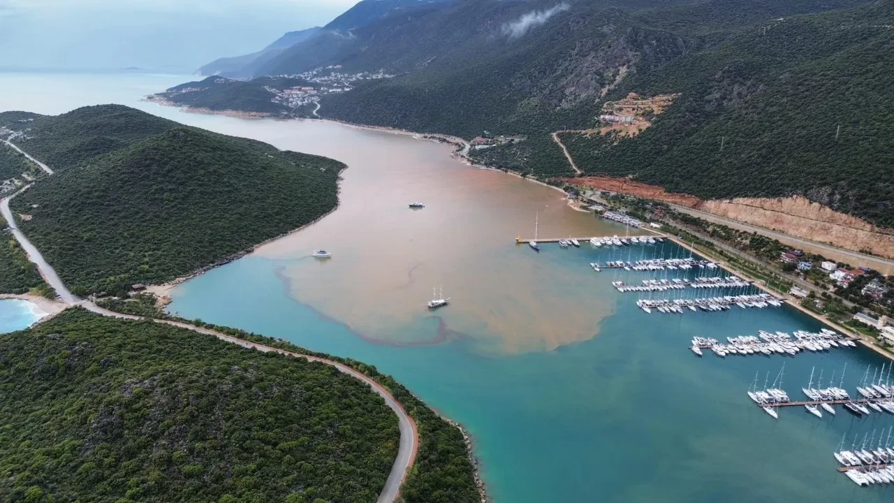 Kaş'ta sağanak sonrası deniz kahverengiye döndü: 11 yıl sonra Gedife Deresi taştı