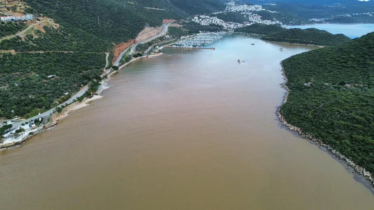 Kaş'ta sağanak sonrası deniz kahverengiye döndü: 11 yıl sonra Gedife Deresi taştı