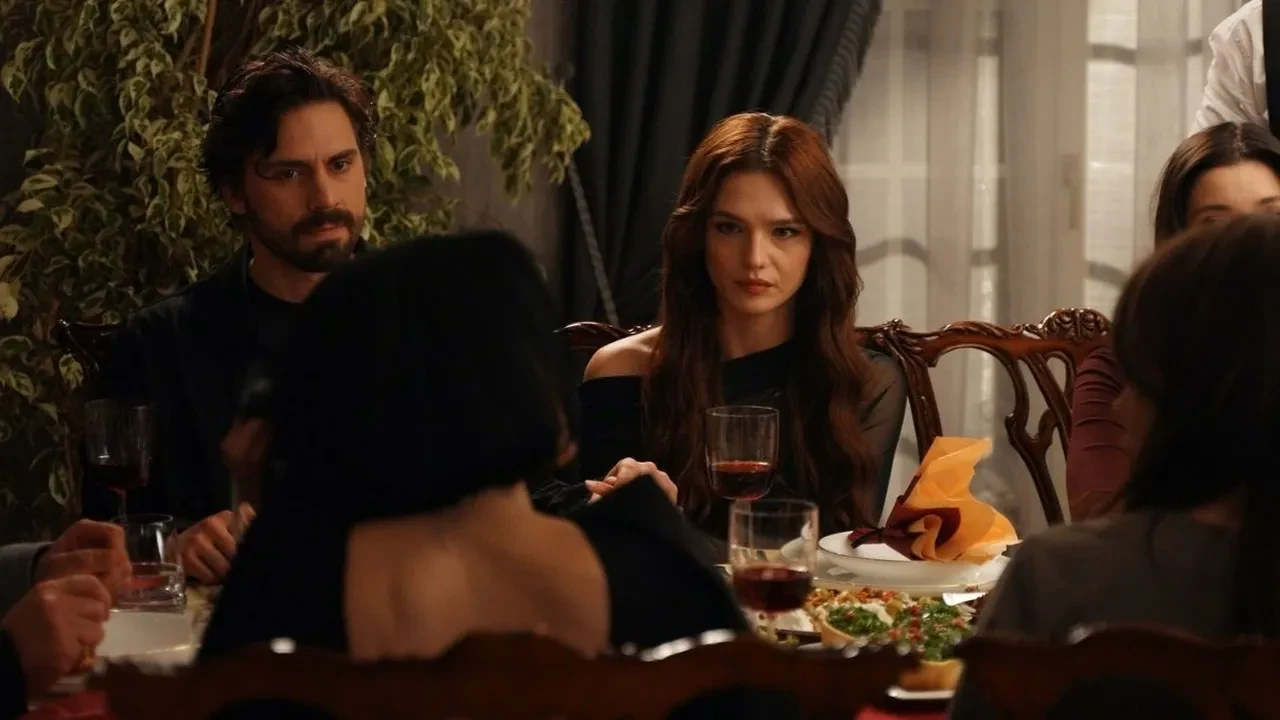 Kızılcık Şerbeti Hülya Avşar’ın dizisiyle dalga geçti! Final yapan Aynı Yağmur Altında dizisine fena gönderme