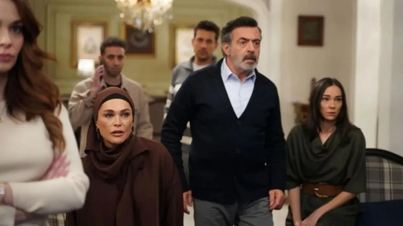 Kızılcık Şerbeti Hülya Avşar’ın dizisiyle dalga geçti! Final yapan Aynı Yağmur Altında dizisine fena gönderme