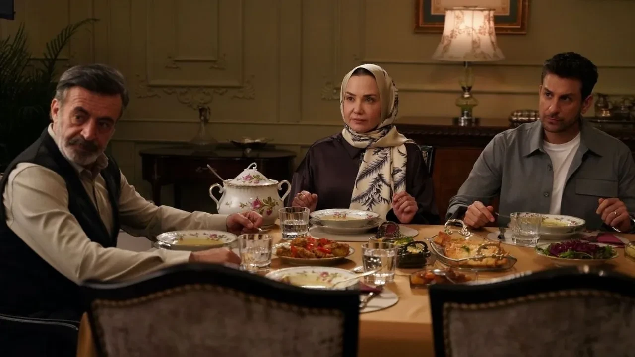 Kızılcık Şerbeti Hülya Avşar’ın dizisiyle dalga geçti! Final yapan Aynı Yağmur Altında dizisine fena gönderme