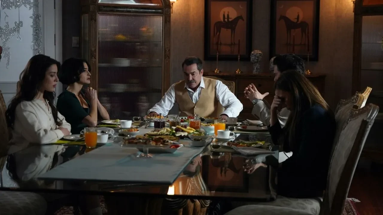 Kızılcık Şerbeti Hülya Avşar’ın dizisiyle dalga geçti! Final yapan Aynı Yağmur Altında dizisine fena gönderme