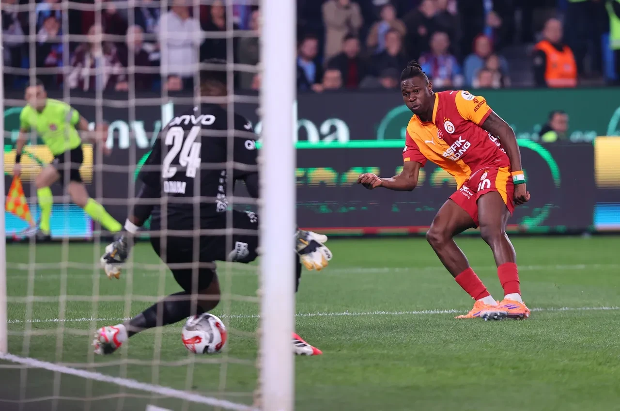 Rıdvan Dilmen Galatasaray'ın Trabzonspor mağlubiyetinde iki ismi özellikle eleştirdi: "Ligi çok hafife alıyor!"