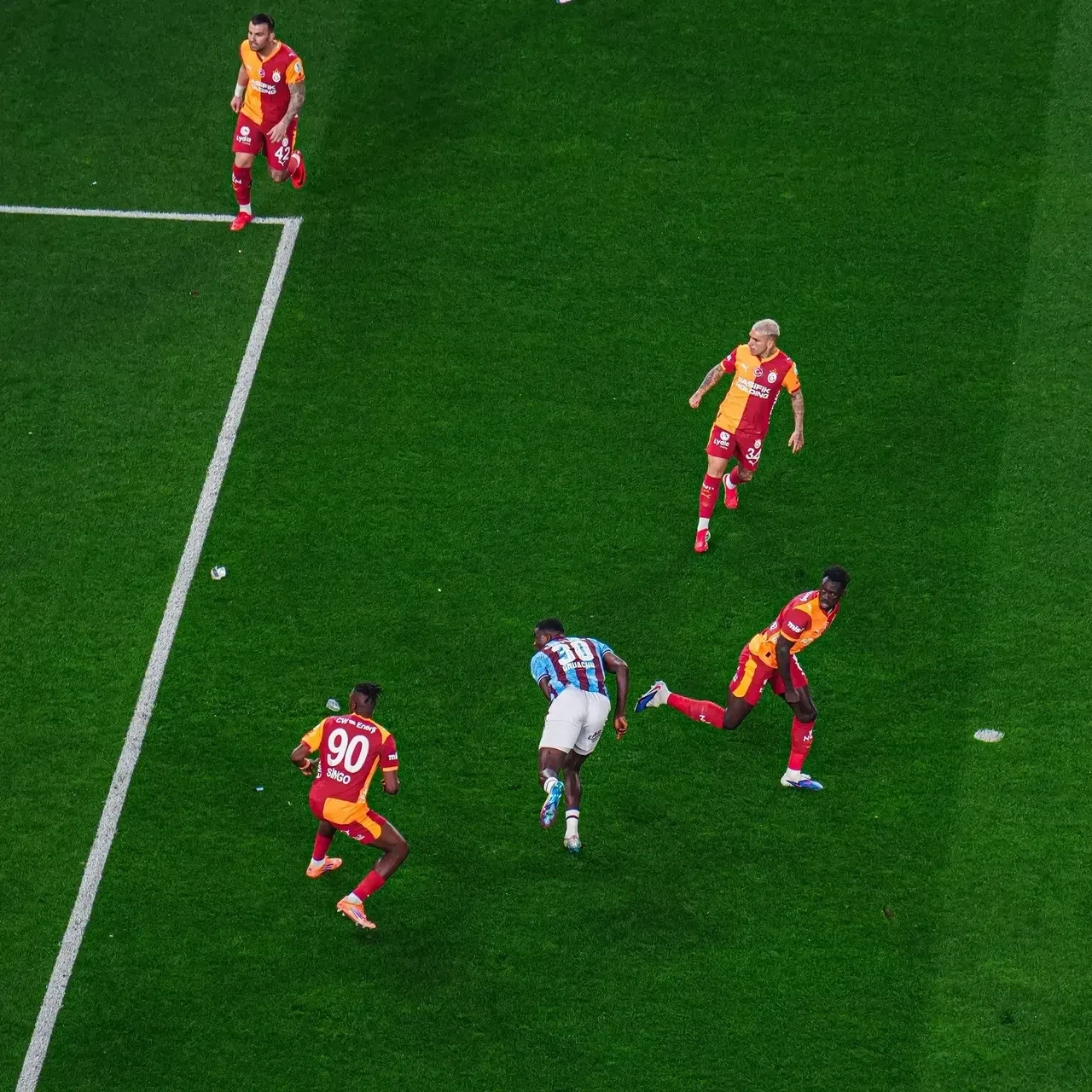 Rıdvan Dilmen Galatasaray'ın Trabzonspor mağlubiyetinde iki ismi özellikle eleştirdi: "Ligi çok hafife alıyor!"