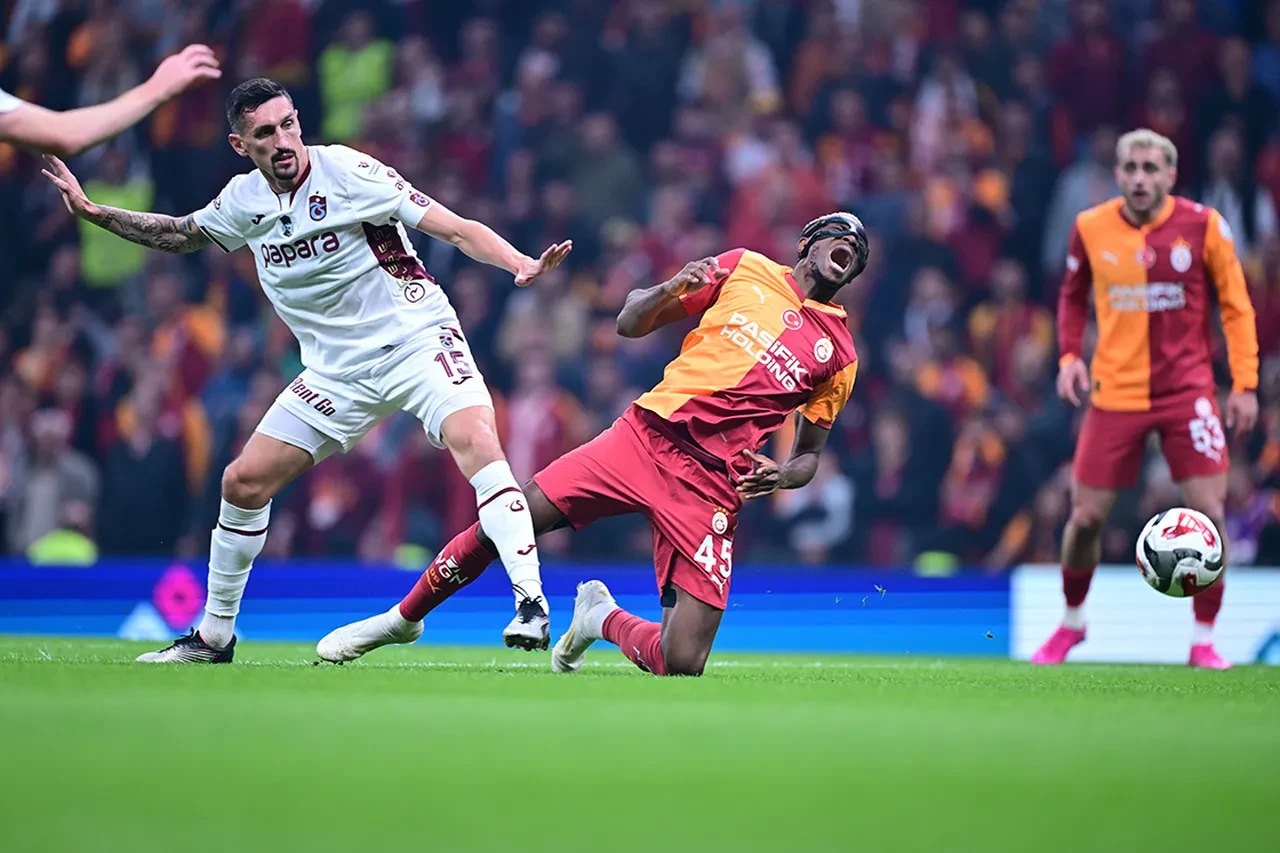 Süper Lig'de şampiyonluğun düğümü çözülüyor: Okan Buruk mu yoksa Fatih Tekke mi? İşte Trabzonspor - Galatasaray derbisinin muhtemel 11'leri...