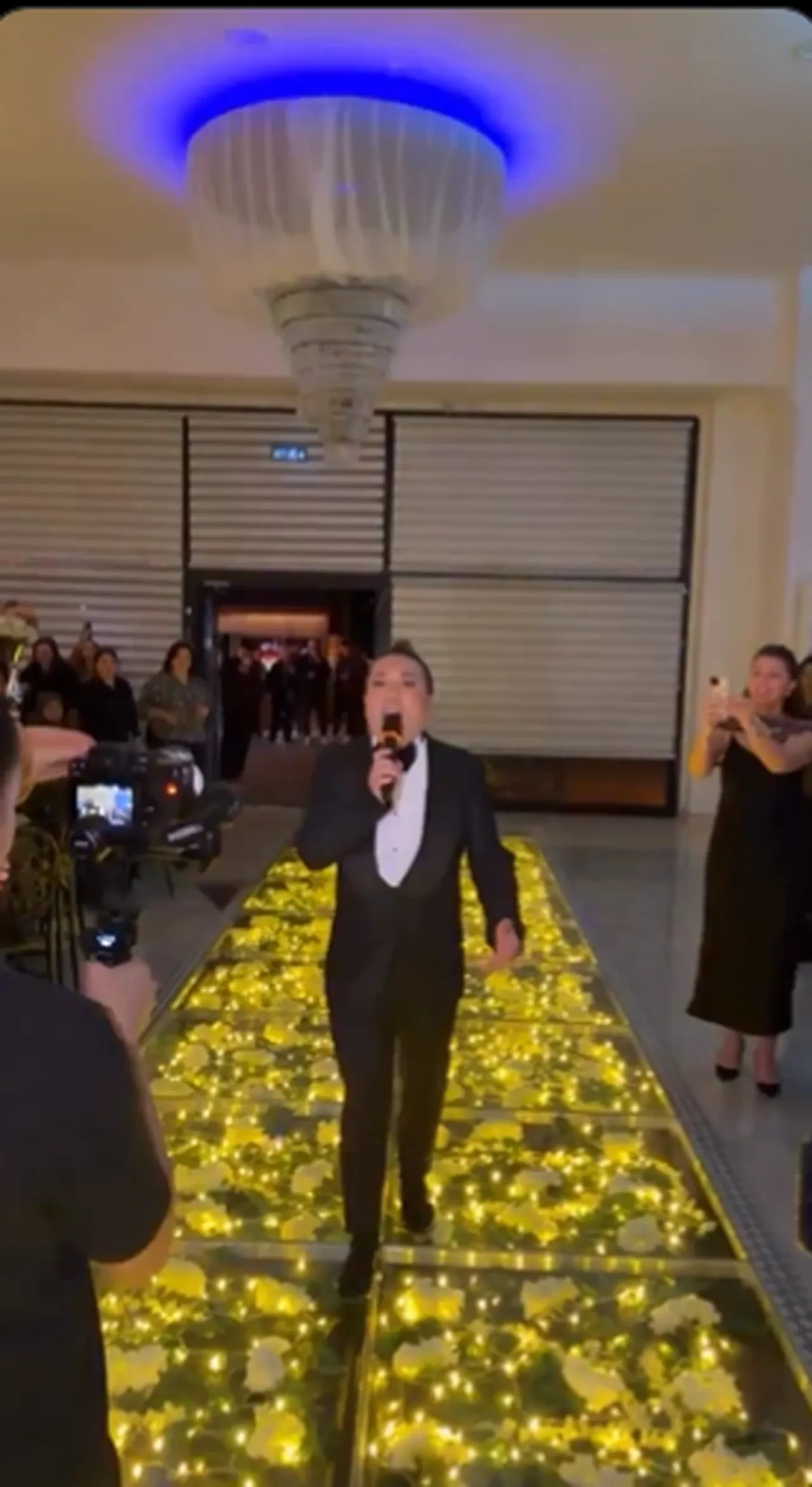 Tahliye olan Murat Övüç yeni tarzıyla sahne aldı! "Murat abi olacağım" demişti 