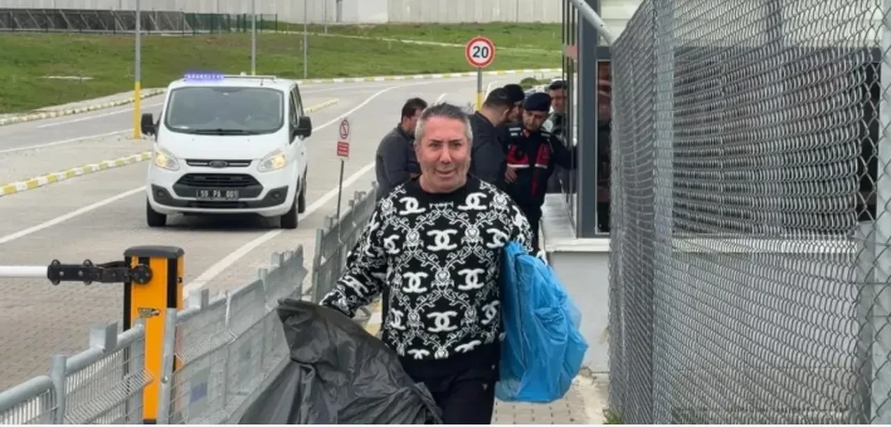 Tahliye olan Murat Övüç yeni tarzıyla sahne aldı! "Murat abi olacağım" demişti 