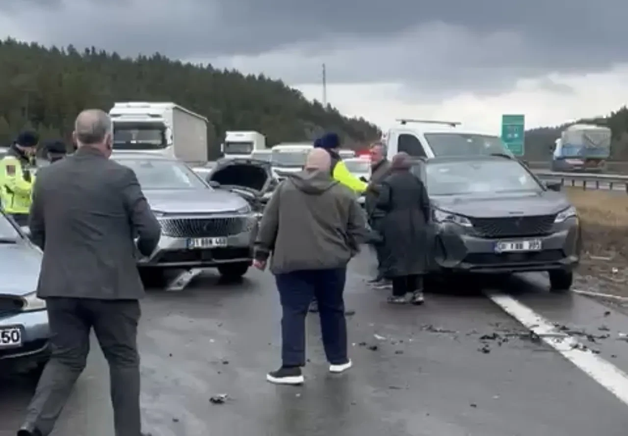 TEM Otoyolu’nda feci kaza! 10 araç birbirine girdi: Yaralılar var