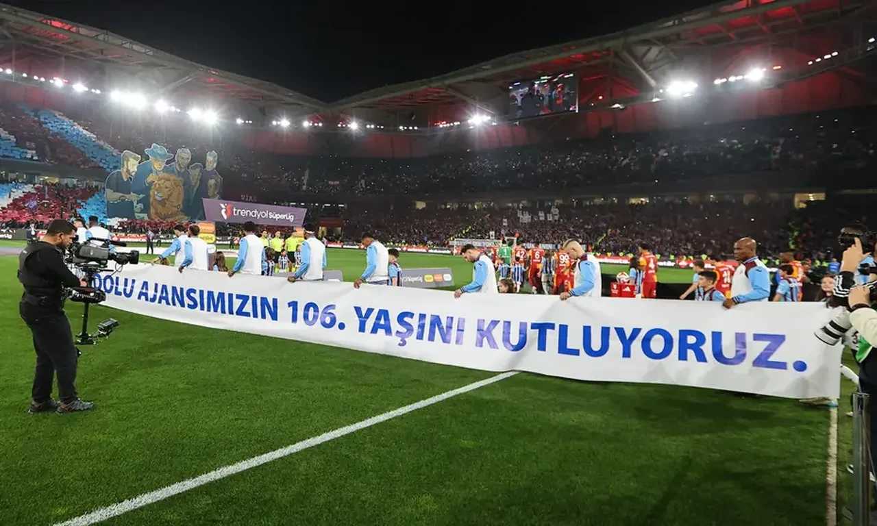 Trabzonspor tribünlerinden Galatasaray'a gönderme: "Paraya karşı emeğin savaşı"
