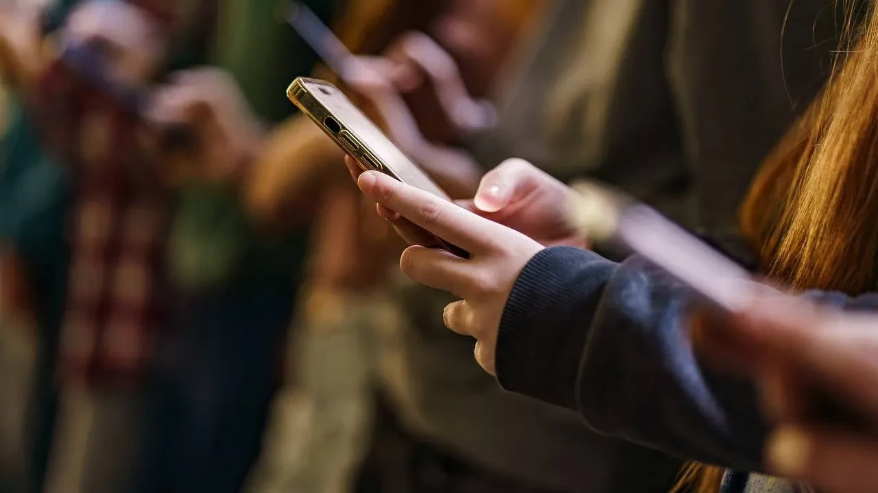 Uraloğlu duyurdu! Sosyal medyada 15 yaş sınırı düzenlemesi Meclis'ten geçti