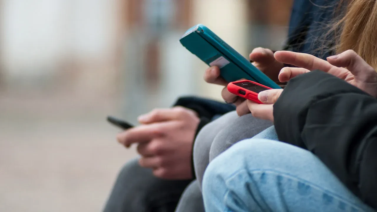 Uraloğlu duyurdu! Sosyal medyada 15 yaş sınırı düzenlemesi Meclis'ten geçti