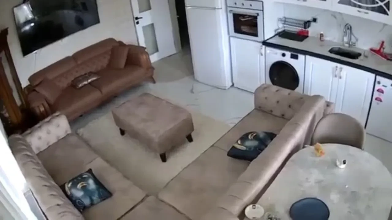 Van’da 5.2 büyüklüğünde deprem: Sarsıntı anı kamerada!