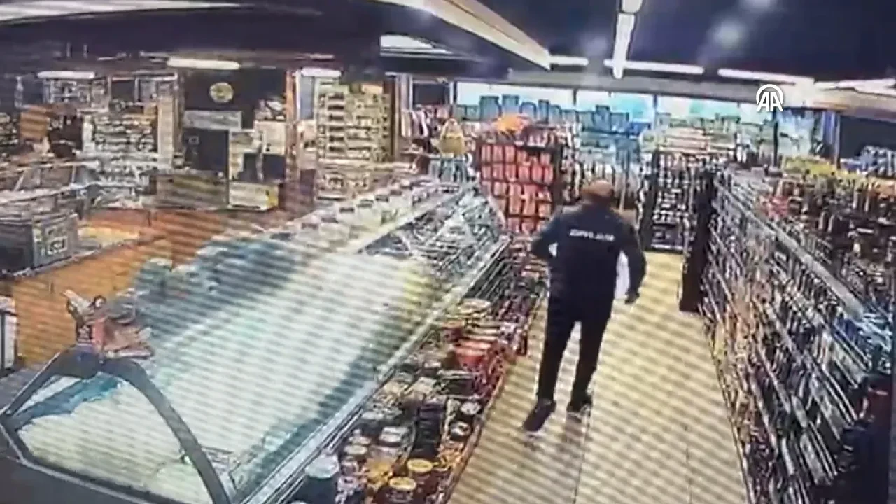 Van'da 5,2'lik deprem! Sarsıntının şiddeti kameraya böyle yansıdı 