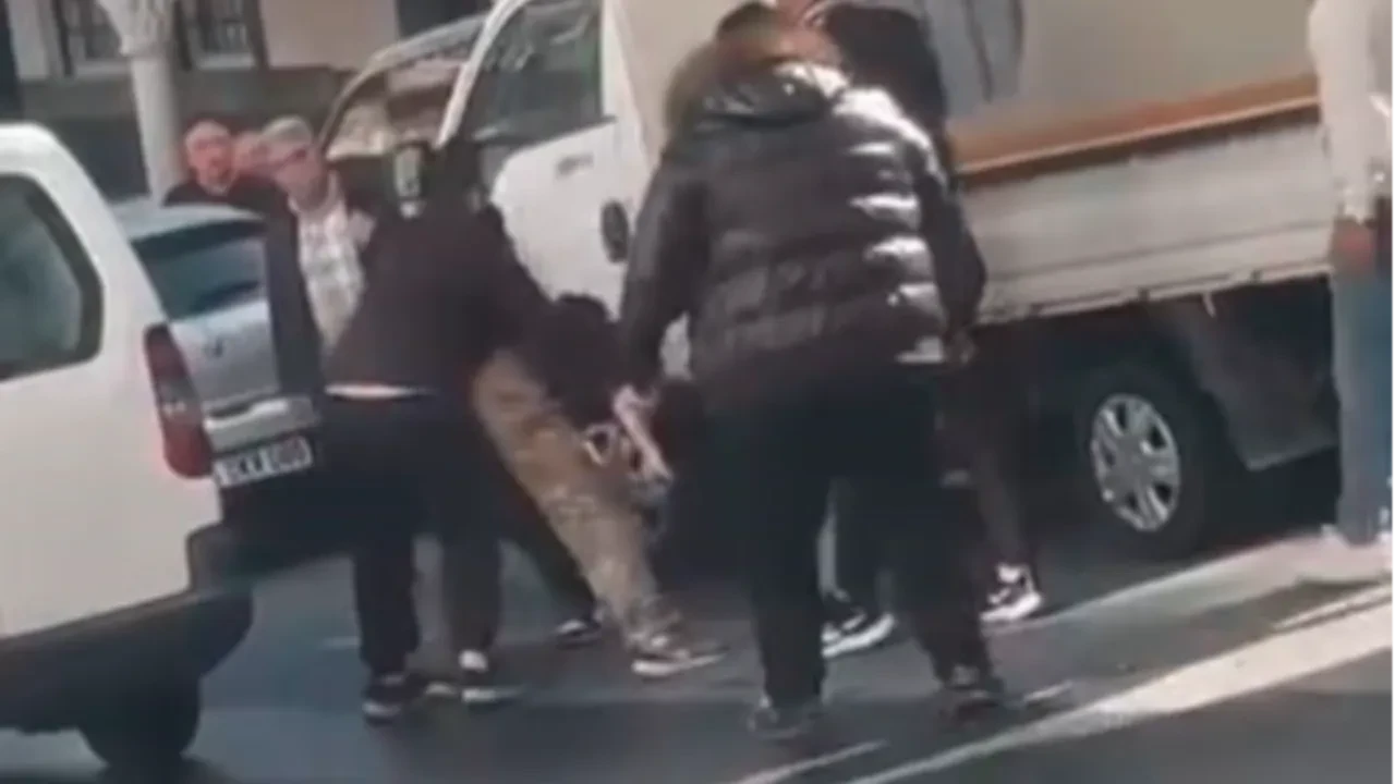 Yol verme tartışması bıçaklı kavgaya dönüştü! İstanbul'daki korkunç anlar kamerada