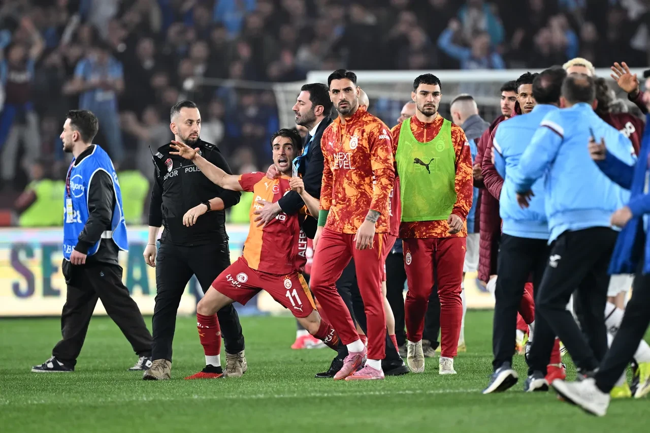 Abdülkerim Bardakcı ile Onuralp Çakıroğlu arasında neler yaşandı? Trabzonspor'dan olay anına ilişkin açıklama