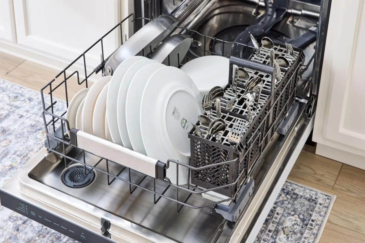 Bulaşık makinesi dizerken yapılan 2 kritik hata! Hem temizliği etkiliyor hem de israfa yol açıyor