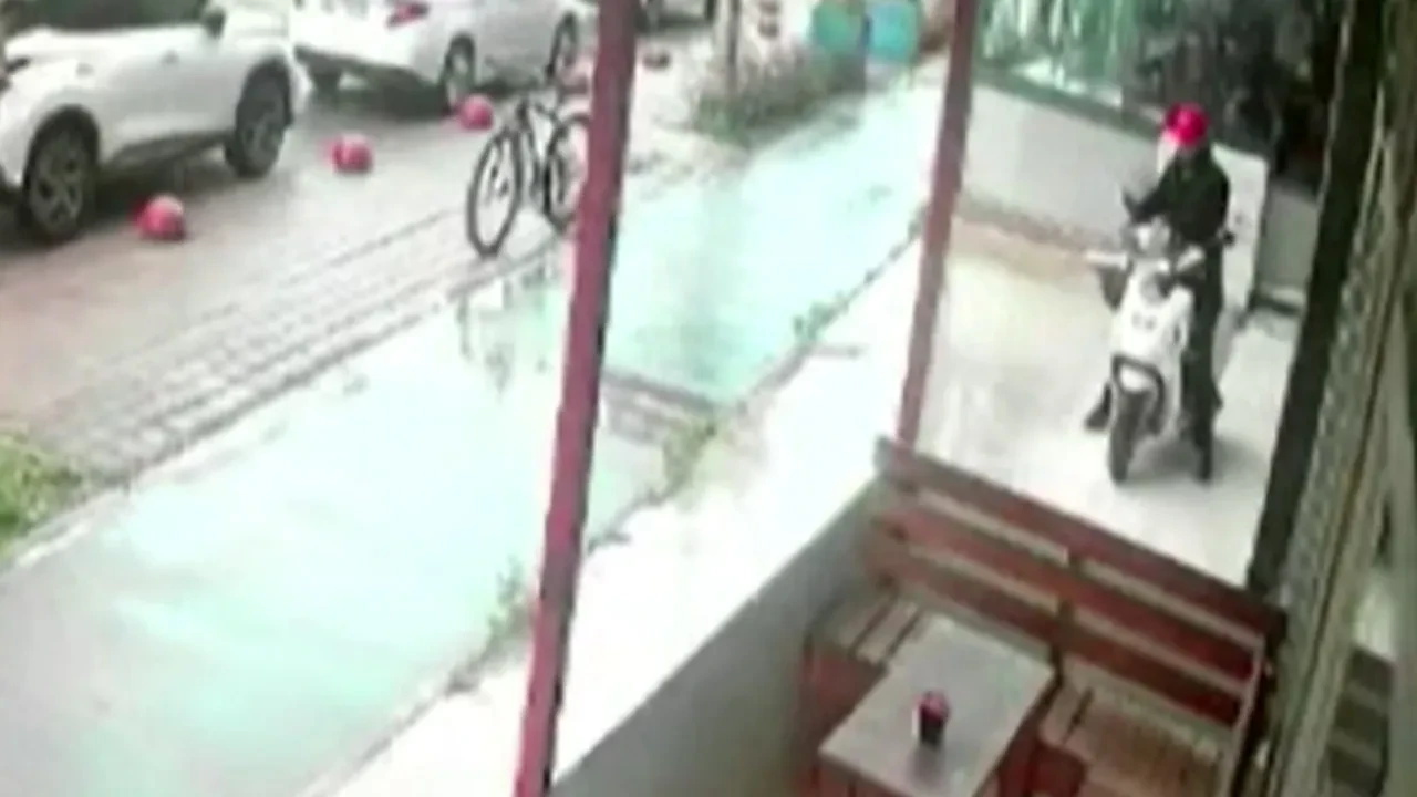 Çaldığı bisikleti bırakıp motosikleti kaçırdı! İlginç hırsızlık kamerada