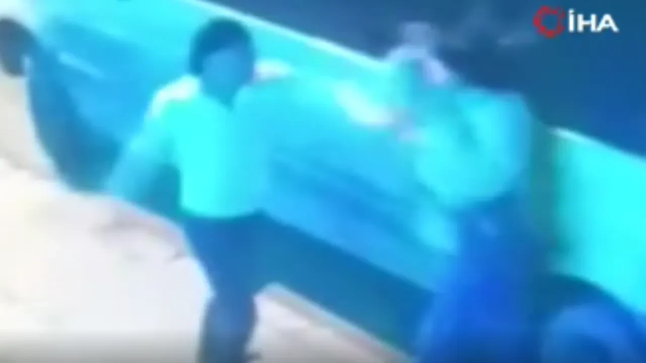 Esenyurt’ta yol ortasında kadına şiddet! Darbetti, hiçbir şey olmamış gibi gitti