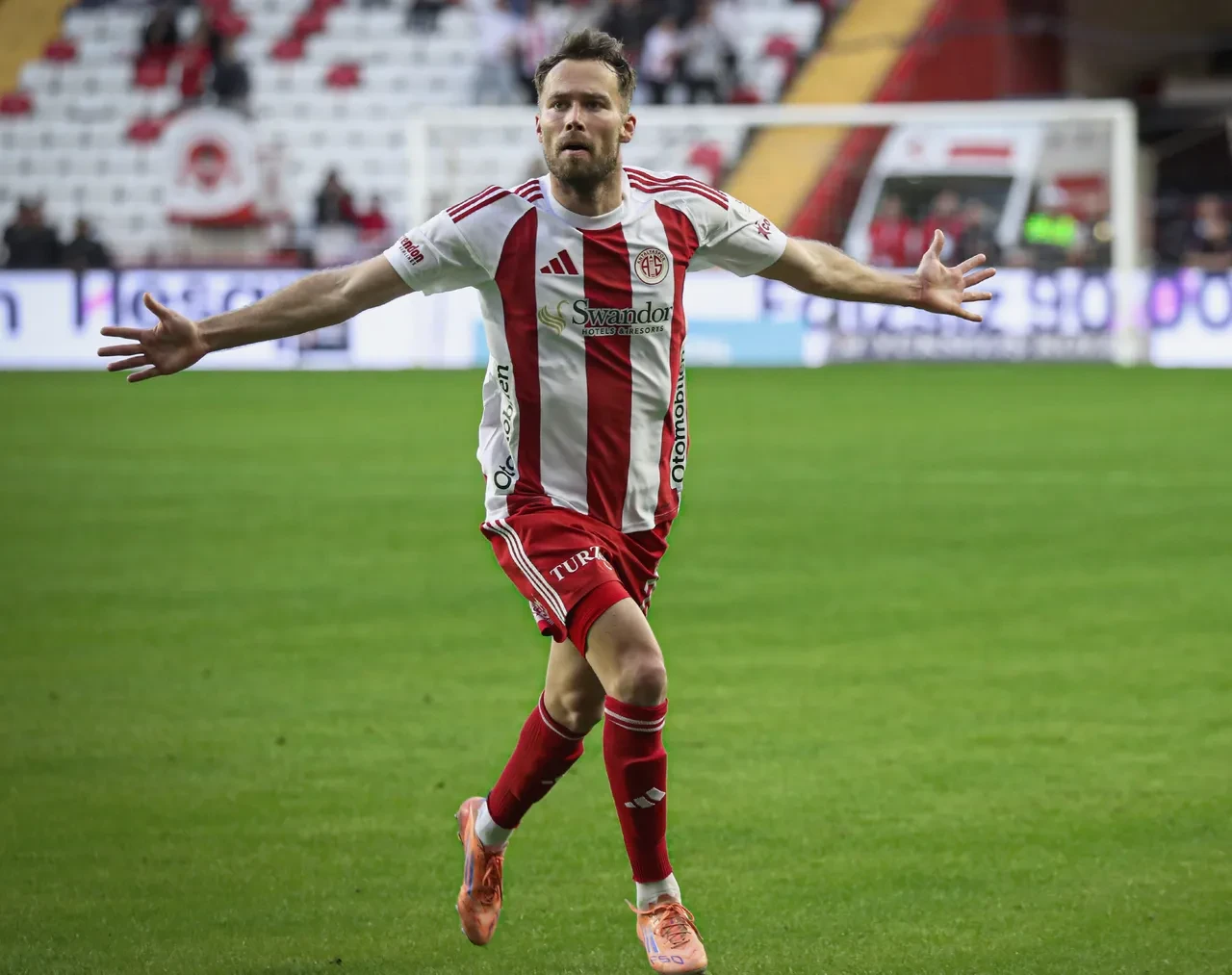 Eyüpspor yangın yeri: Akdeniz'de 3 gol ve 1 kırmızı kart!