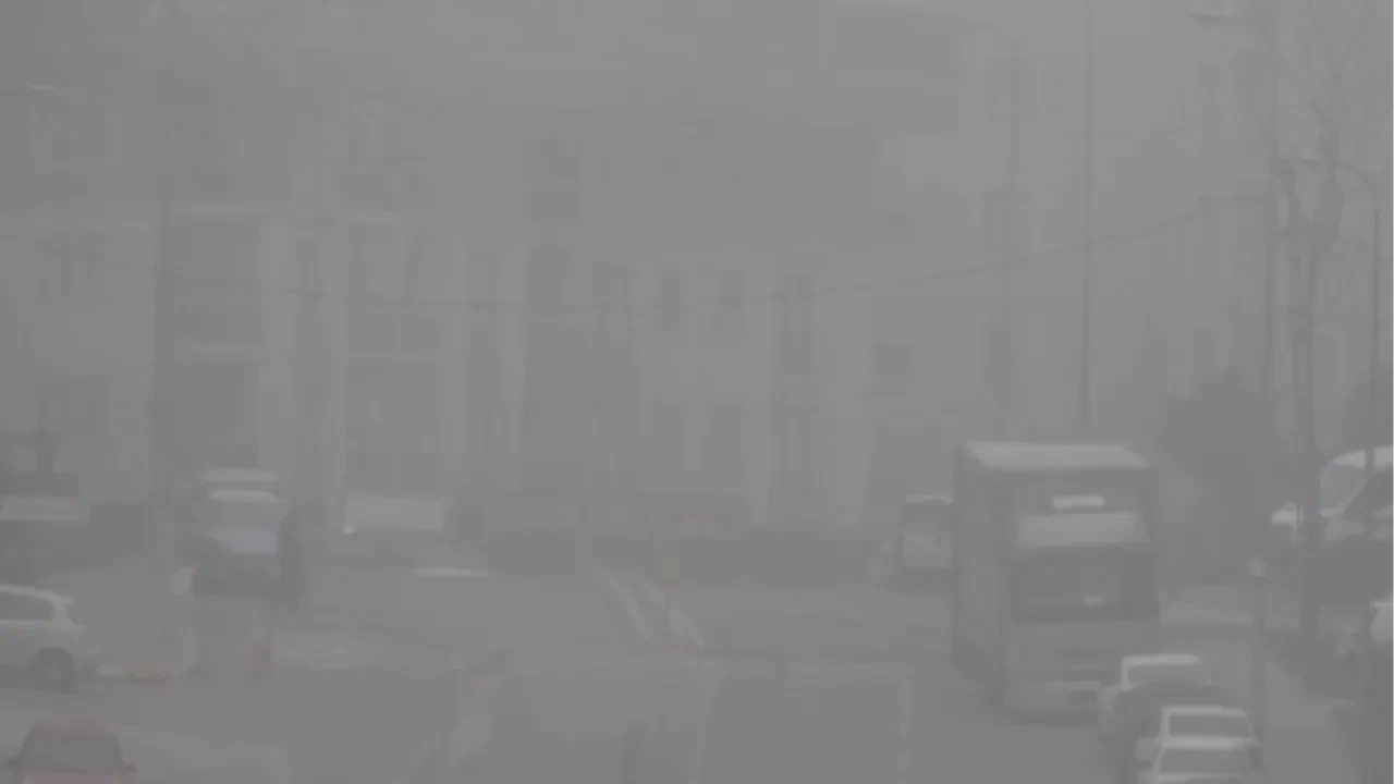 İstanbul'da yoğun sis gün aydınlanınca da etkisini gösterdi