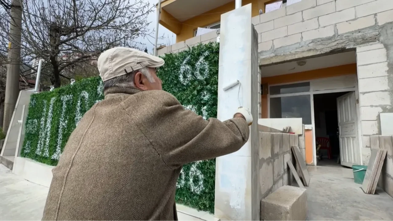 Karabük’te Mesih olduğunu söyleyen şahıs, evinin etrafına yazdıklarıyla şoke etti: Allah tarafından kendisine tebliğ yapıldığını söyledi