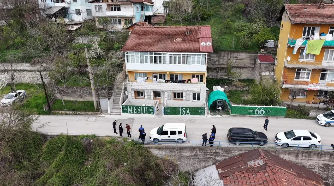 Karabük’te Mesih olduğunu söyleyen şahıs, evinin etrafına yazdıklarıyla şoke etti