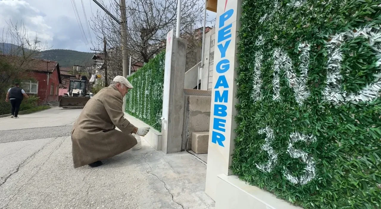 Karabük’te Mesih olduğunu söyleyen şahıs, evinin etrafına yazdıklarıyla şoke etti