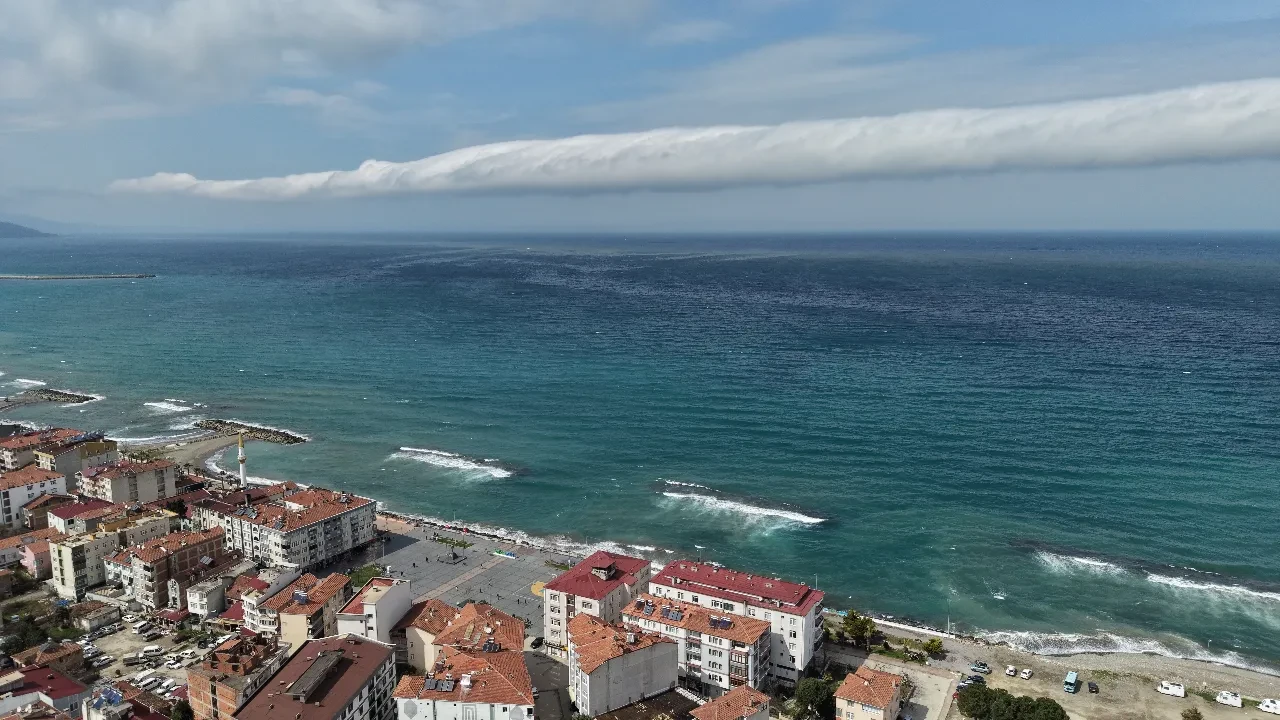 Karadeniz üzerinde görüldü: Nadir görülen doğa olayı rulo bulut şaşırttı