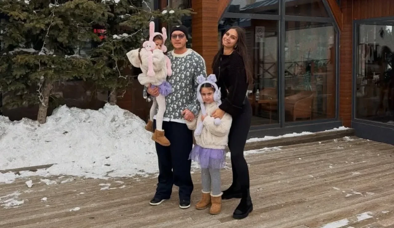 Mesut Özil ve Amine Gülşe çifti, ilk kez paylaştı! Üçüncü kez kızlarını kucaklarına alan çiftten mutluluk kareleri geldi