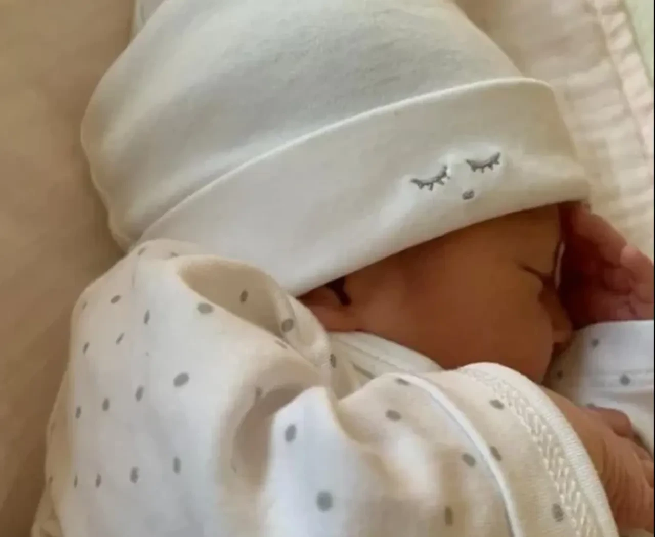 Mesut Özil ve Amine Gülşe çifti, ilk kez paylaştı! Üçüncü kez kızlarını kucaklarına alan çiftten mutluluk kareleri geldi