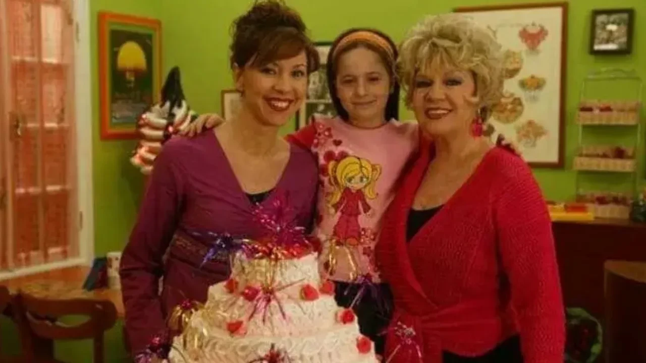 Nevra Serezli torunuyla ilk kez aynı sahnede! Sihirli Annem: Periler Okulu’nda aile sürprizi