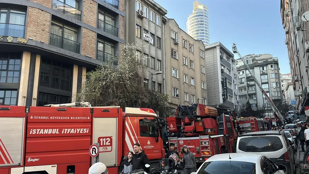 Şişli'de otel yangını: Alevler yükseldi, çok sayıda kişi mahsur kaldı