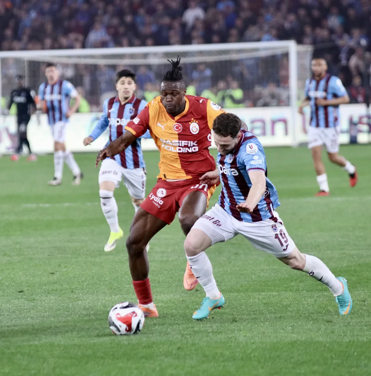 Süper Lig'de şampiyonluk hattı karıştı, gözler dev derbide! İşte Galatasaray, Fenerbahçe ve Trabzonspor'un kalan maçları...