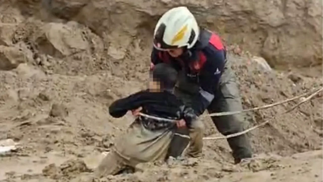 Top oynarken çamura saplandılar! İtfaiye güçlükle kurtardı