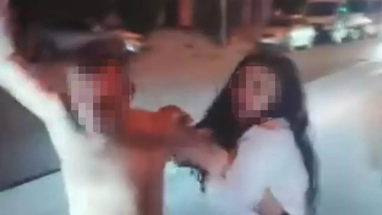 Trafiğin ortasında aşağı inip araca saldırdı! Aldığı ceza dudak uçuklattı