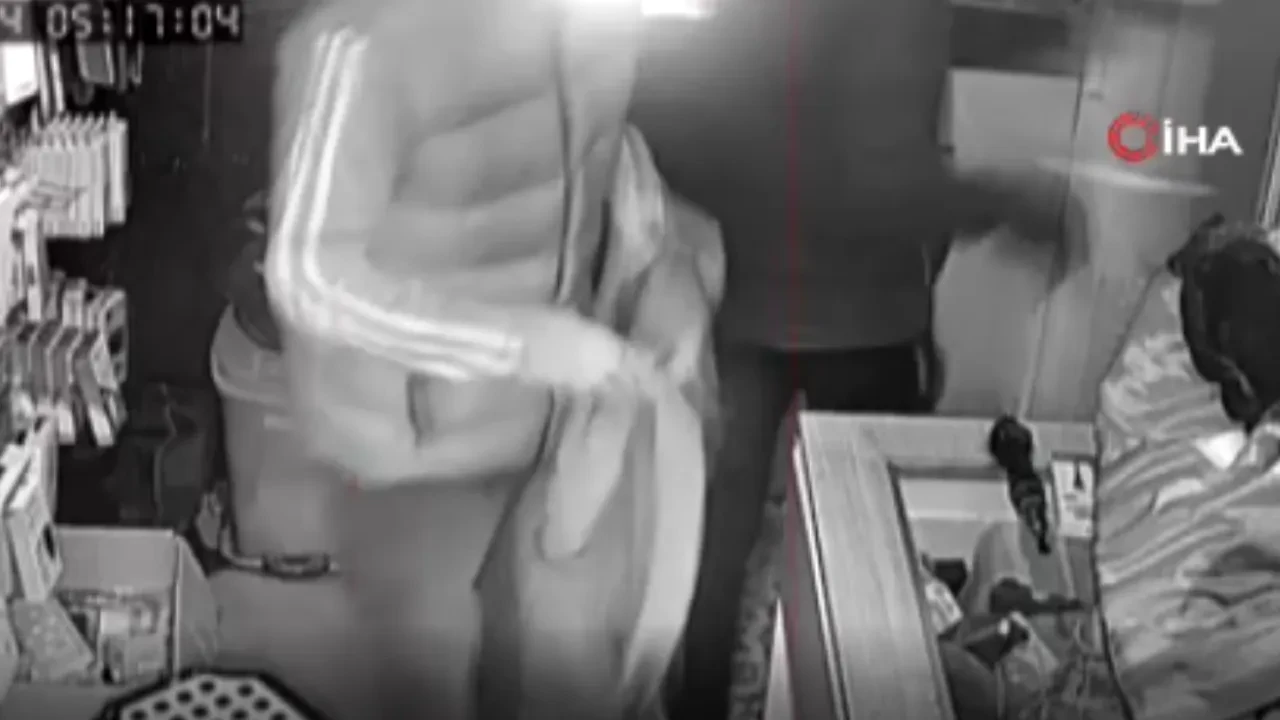 Usta hırsızdan acemi hırsıza tavsiye kamerada: Sıfır telefonları al!