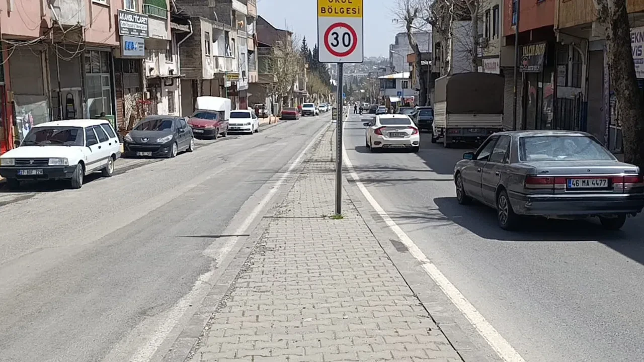 Yolun karşısına geçmek isteyen çocuğa otomobil çarptı, sürücü kaçtı